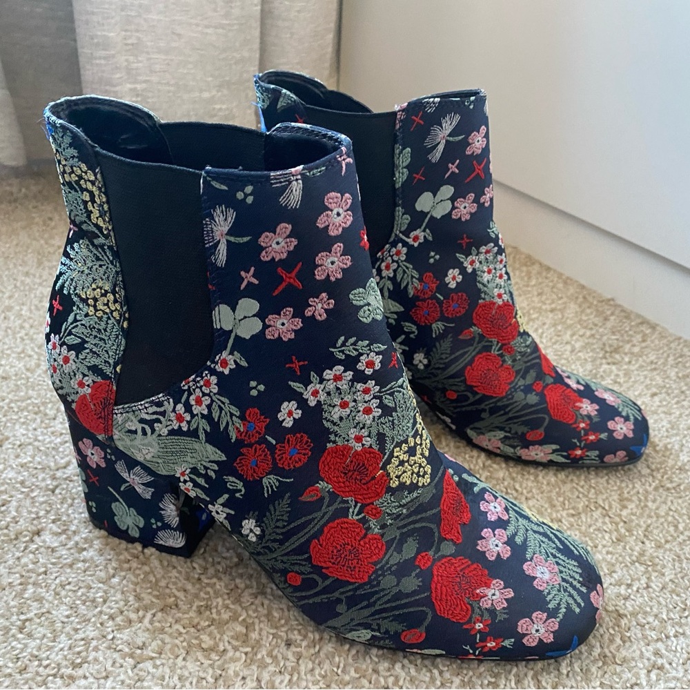 Floral embroidered boots with heel - like new!